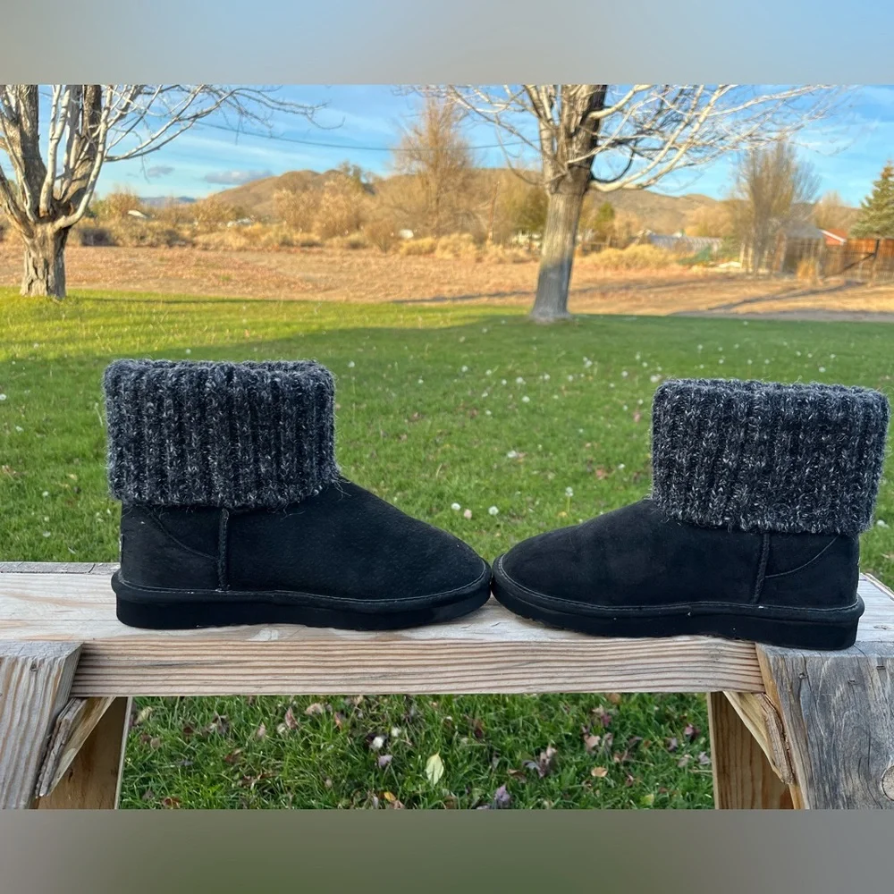 Lamo sweater top black leather boots. EUC size 8